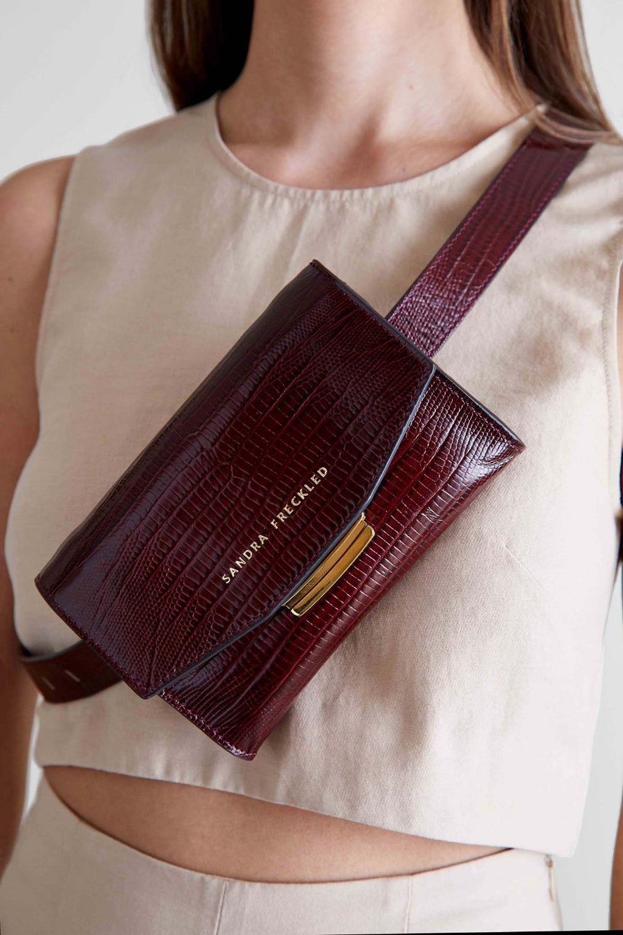 MACARENA Bolso de piel de lagarto o tejus en color rojo burdeos con correa y cierre dorado. Es un bolso estilo riñonera y bandolera que puede utilizarse como bolso de mano - SANDRA FRECKLED bolsos de mujer