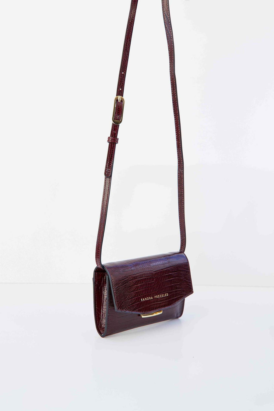 MACARENA Bolso de piel de lagarto o tejus en color rojo burdeos con correa y cierre dorado. Es un bolso estilo riñonera y bandolera que puede utilizarse como bolso de mano - SANDRA FRECKLED bolsos de mujer