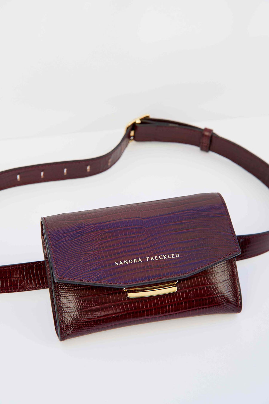 MACARENA Bolso de piel de lagarto o tejus en color rojo burdeos con correa y cierre dorado. Es un bolso estilo riñonera y bandolera que puede utilizarse como bolso de mano - SANDRA FRECKLED bolsos de mujer