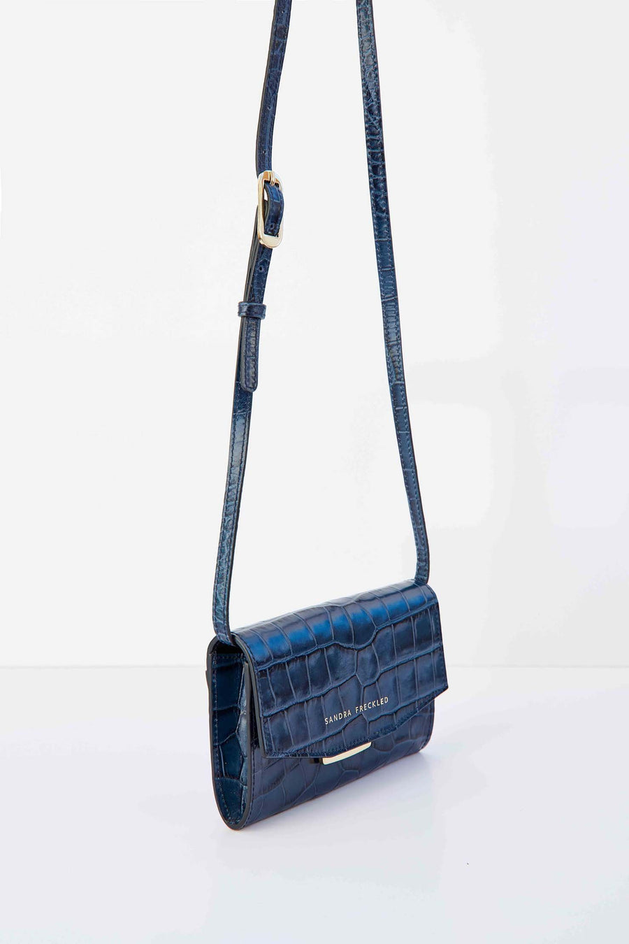 MACARENA Bolso de piel de cocodrilo en color azul marino con correa y cierre dorado. Es un bolso estilo riñonera y bandolera que puede utilizarse como bolso de mano - SANDRA FRECKLED bolsos de mujer