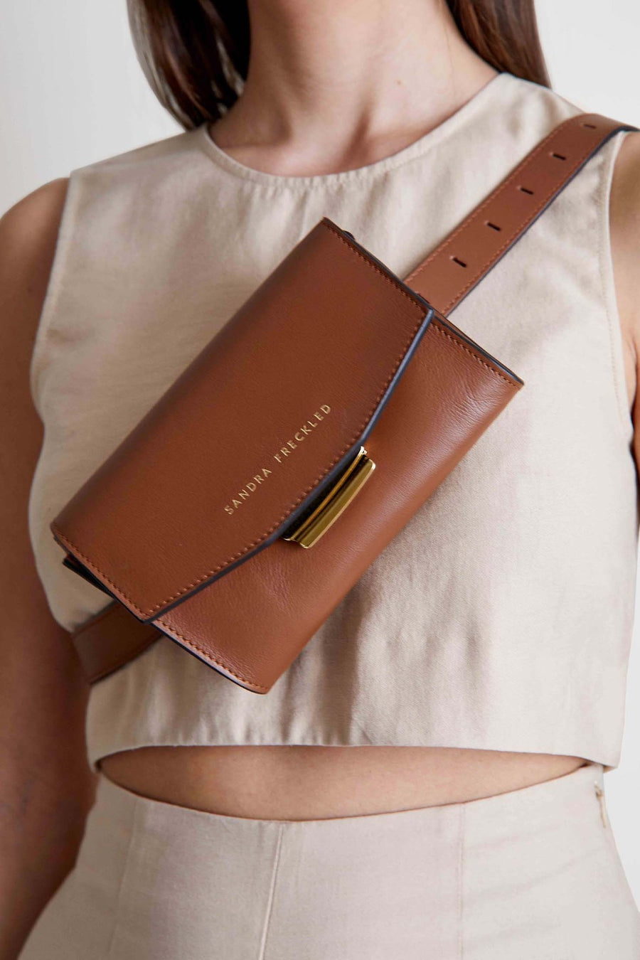 MACARENA Bolso de piel en color habana o cuero con correa y cierre dorado. Es un bolso estilo riñonera y bandolera que puede utilizarse como bolso de mano - SANDRA FRECKLED bolsos de mujer