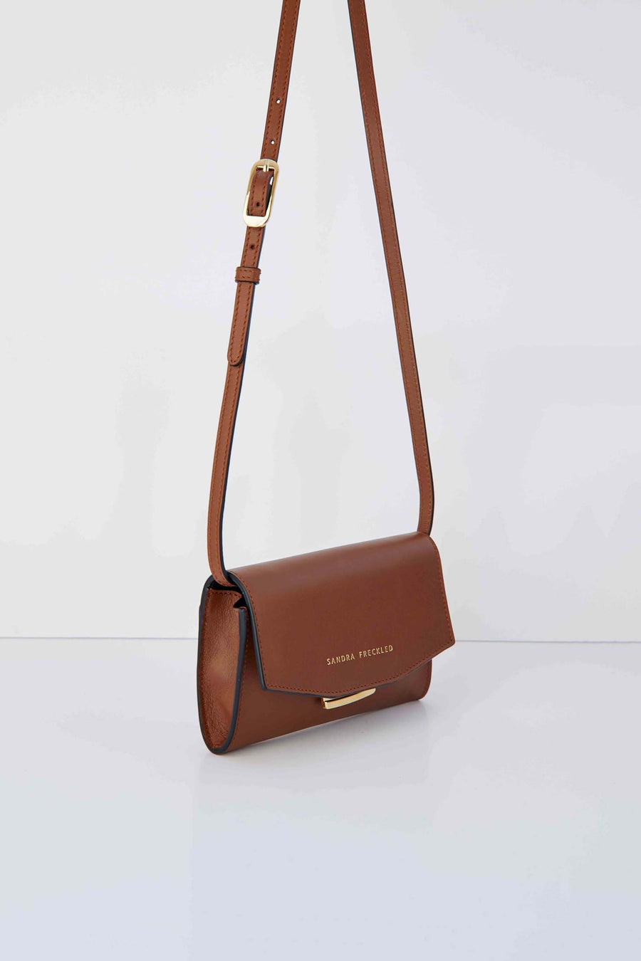 MACARENA Bolso de piel en color habana o cuero con correa y cierre dorado. Es un bolso estilo riñonera y bandolera que puede utilizarse como bolso de mano - SANDRA FRECKLED bolsos de mujer