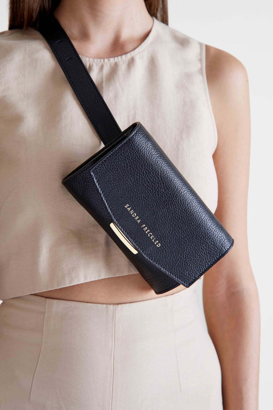MACARENA Bolso de piel en color negro con correa y cierre dorado. Es un bolso estilo riñonera y bandolera que puede utilizarse como bolso de mano - SANDRA FRECKLED bolsos de mujer
