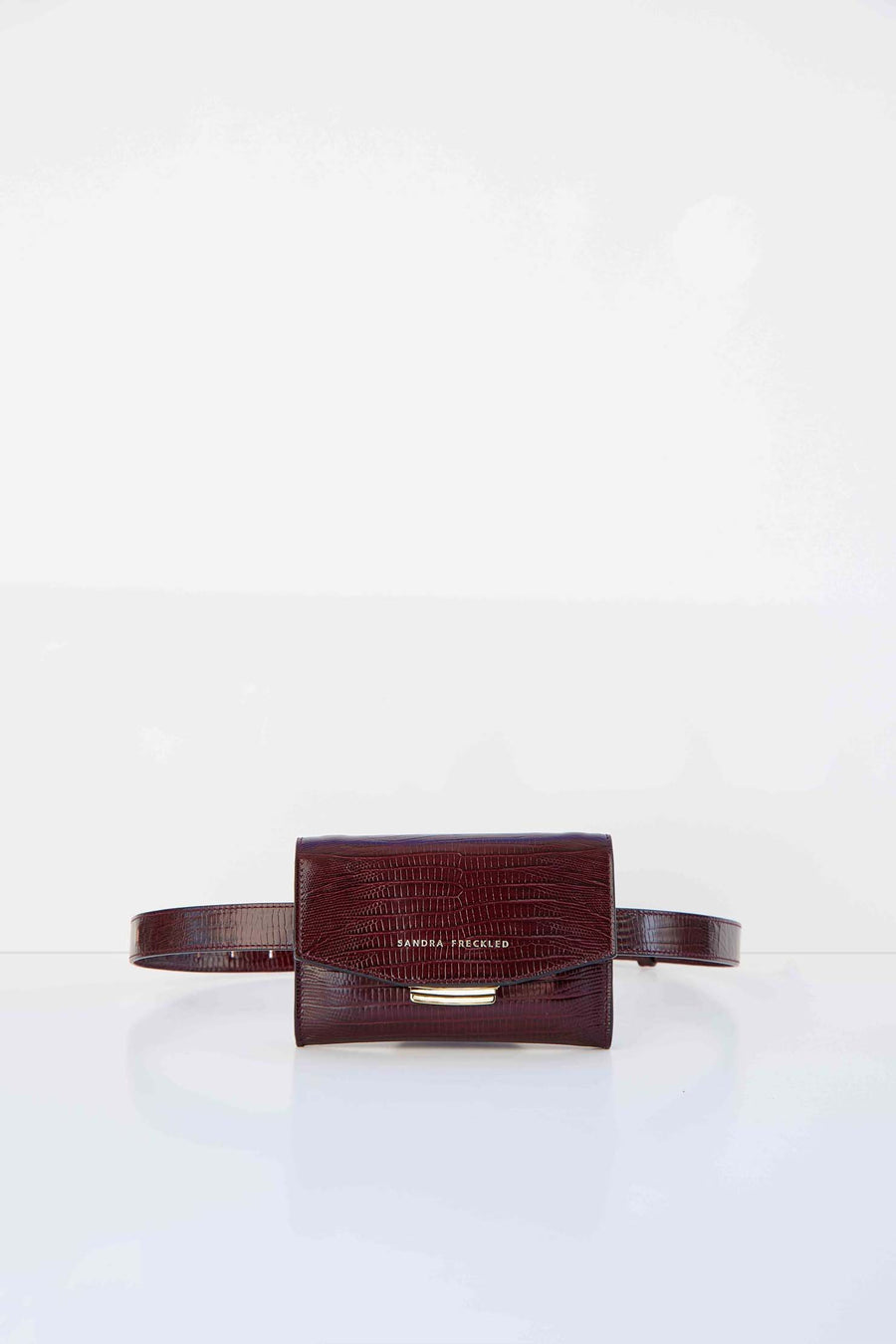 MACARENA Bolso de piel de lagarto o tejus en color rojo burdeos con correa y cierre dorado. Es un bolso estilo riñonera y bandolera que puede utilizarse como bolso de mano - SANDRA FRECKLED bolsos de mujer