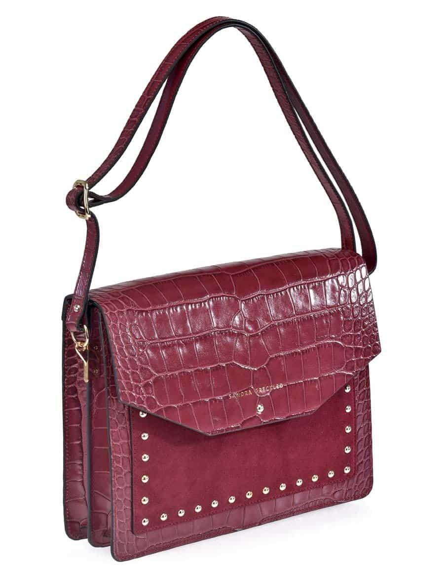 MARIELA GRABADO Bolso de piel de cocodrilo y suede en color rojo burdeos con correa decorado con tachuelas. Es un bolso estilo bandolera y de hombro - SANDRA FRECKLED bolsos de mujer
