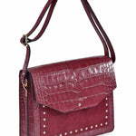 MARIELA GRABADO Bolso de piel de cocodrilo y suede en color rojo burdeos con correa decorado con tachuelas. Es un bolso estilo bandolera y de hombro - SANDRA FRECKLED bolsos de mujer