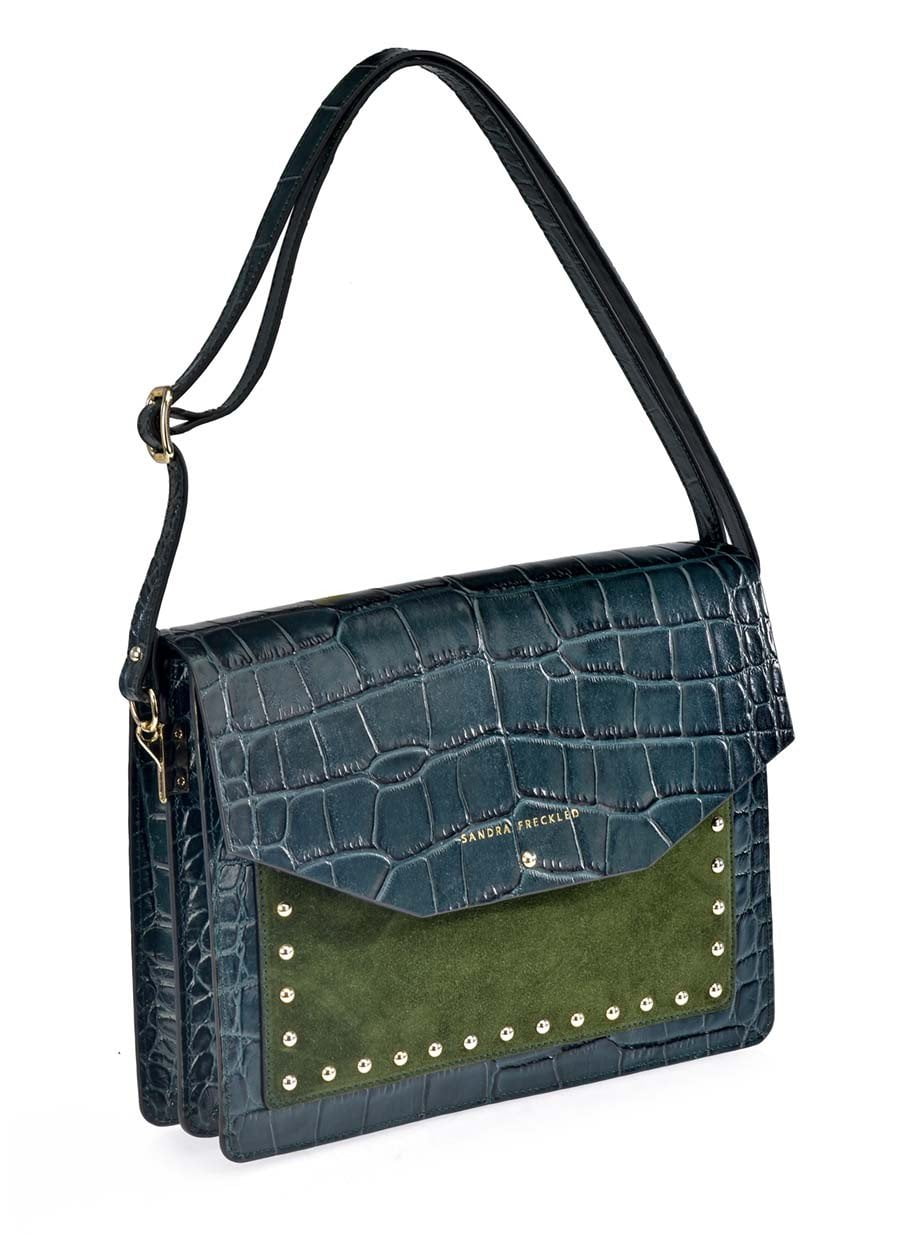 MARIELA GRABADO Bolso de piel de cocodrilo y suede en color verde oscuro con correa decorado con tachuelas. Es un bolso estilo bandolera y de hombro - SANDRA FRECKLED bolsos de mujer