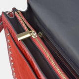 MARIELA GRABADO Bolso de piel de cocodrilo y suede en color rojo con correa decorado con tachuelas. Es un bolso estilo bandolera y de hombro - SANDRA FRECKLED bolsos de mujer