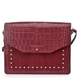 MARIELA GRABADO Bolso de piel de cocodrilo y suede en color rojo burdeos con correa decorado con tachuelas. Es un bolso estilo bandolera y de hombro - SANDRA FRECKLED bolsos de mujer