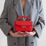 VICENTA Bolso de piel en color rojo con correa, cierre dorado y asa. Es un bolso de mano que puede llevarse de estilo bandolera - SANDRA FRECKLED bolsos de mujer