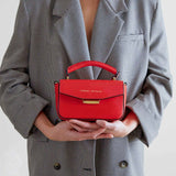 VICENTA Bolso de piel en color rojo con correa, cierre dorado y asa. Es un bolso de mano que puede llevarse de estilo bandolera - SANDRA FRECKLED bolsos de mujer