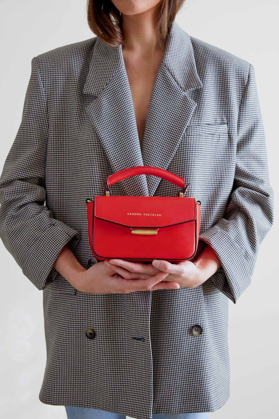 VICENTA Bolso de piel en color rojo con correa, cierre dorado y asa. Es un bolso de mano que puede llevarse de estilo bandolera - SANDRA FRECKLED bolsos de mujer