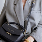 VICENTA Bolso de piel en color negro con correa, cierre dorado y asa. Es un bolso de mano que puede llevarse de estilo bandolera - SANDRA FRECKLED bolsos de mujer