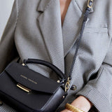VICENTA Bolso de piel en color negro con correa, cierre dorado y asa. Es un bolso de mano que puede llevarse de estilo bandolera - SANDRA FRECKLED bolsos de mujer