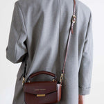 VICENTA Bolso de piel en color chocolate o marrón con correa, cierre dorado y asa. Es un bolso de mano que puede llevarse de estilo bandolera - SANDRA FRECKLED bolsos de mujer