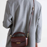 VICENTA Bolso de piel en color chocolate o marrón con correa, cierre dorado y asa. Es un bolso de mano que puede llevarse de estilo bandolera - SANDRA FRECKLED bolsos de mujer