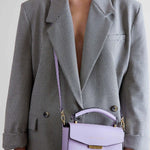 VICENTA Bolso de piel en color malva, lila o morado con correa, cierre dorado y asa. Es un bolso de mano que puede llevarse de estilo bandolera - SANDRA FRECKLED bolsos de mujer