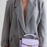 VICENTA Bolso de piel en color malva, lila o morado con correa, cierre dorado y asa. Es un bolso de mano que puede llevarse de estilo bandolera - SANDRA FRECKLED bolsos de mujer