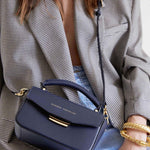 VICENTA Bolso de piel en color azul marino con correa, cierre dorado y asa. Es un bolso de mano que puede llevarse de estilo bandolera - SANDRA FRECKLED bolsos de mujer