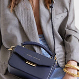 VICENTA Bolso de piel en color azul marino con correa, cierre dorado y asa. Es un bolso de mano que puede llevarse de estilo bandolera - SANDRA FRECKLED bolsos de mujer