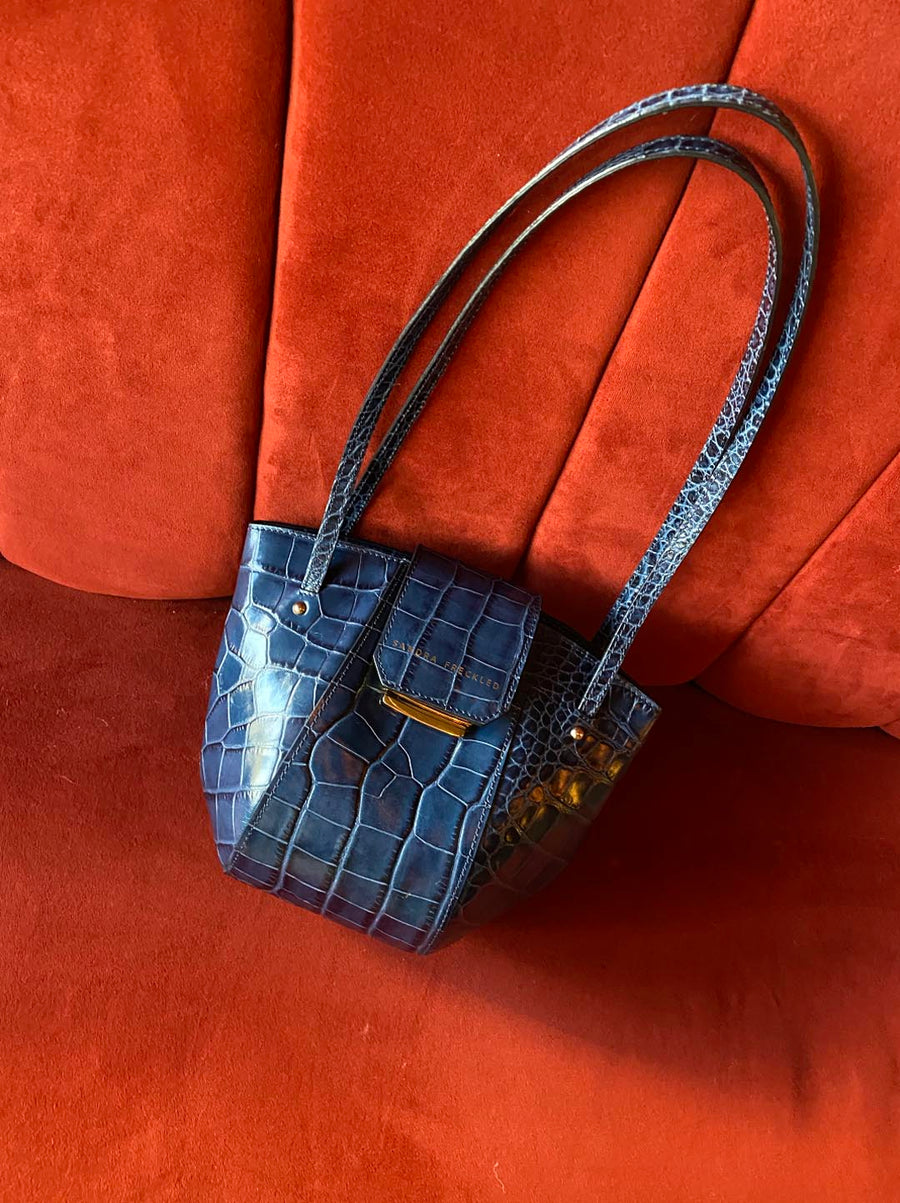 LOLA Bolso de piel en color azul con correas y cierre dorado. Es un bolso estilo bandolera y de hombro que puede utilizarse como bolso de mano - SANDRA FRECKLED bolsos de mujer