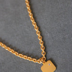 Collar o Cadena dorada  Misa con colgante cuadrado con brilante bañada en oro de 24k de estilo vintage - SANDRA FRECKLED joyeria de mujer