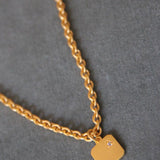 Collar o Cadena dorada  Misa con colgante cuadrado con brilante bañada en oro de 24k de estilo vintage - SANDRA FRECKLED joyeria de mujer