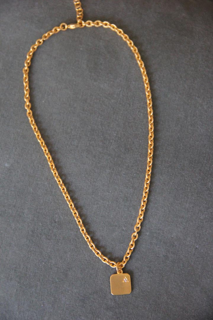 Collar o Cadena dorada Misa con colgante cuadrado con brilante bañada en oro de 24k de estilo vintage - SANDRA FRECKLED joyeria de mujer