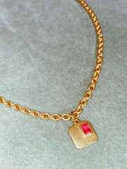 Collar o Cadena de oro con colgante cuadrado con una circonita roja bañada en oro de 24k de estilo vintage - SANDRA FRECKLED joyeria de mujer