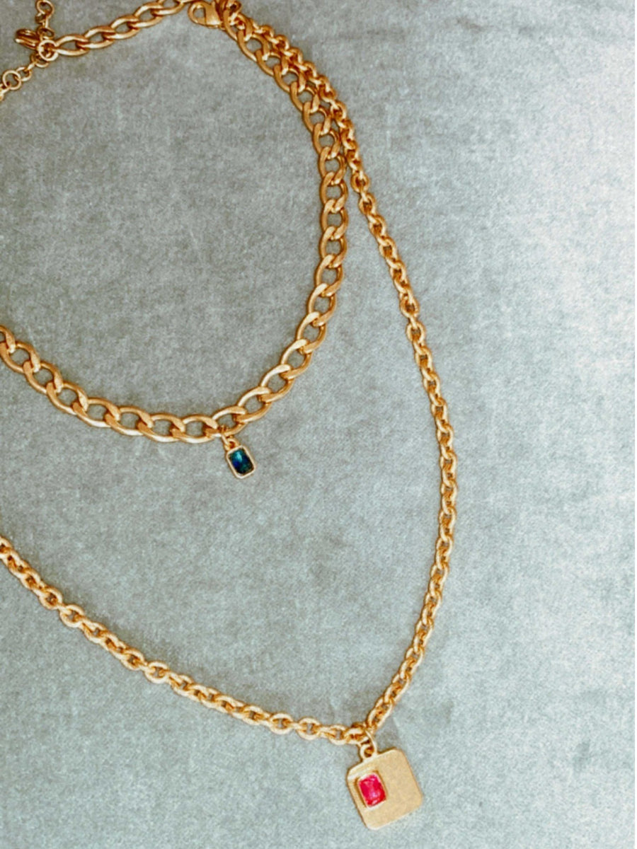 Collar o Cadena de oro con colgante cuadrado con una circonita roja bañada en oro de 24k de estilo vintage - SANDRA FRECKLED joyeria de mujer