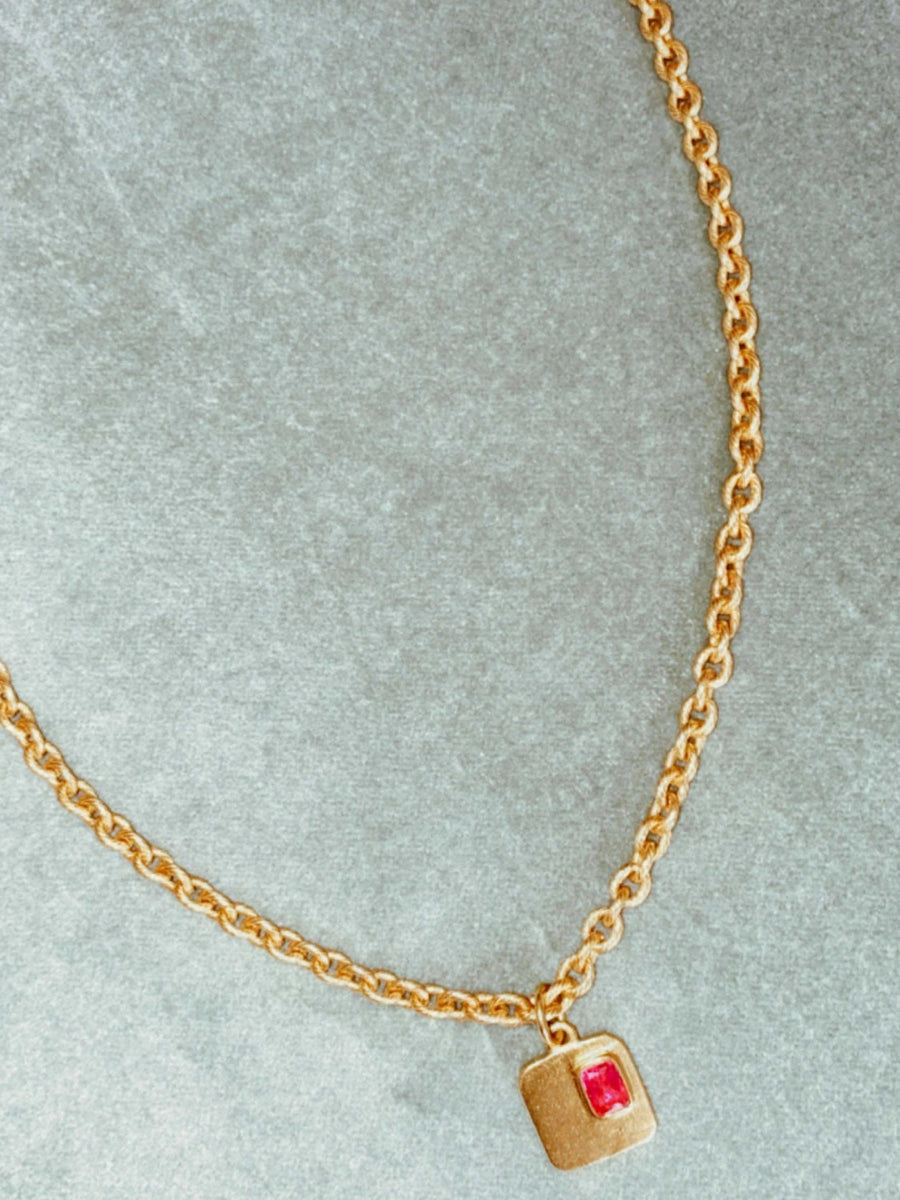 Collar o Cadena de oro con colgante cuadrado con una circonita roja bañada en oro de 24k de estilo vintage - SANDRA FRECKLED joyeria de mujer