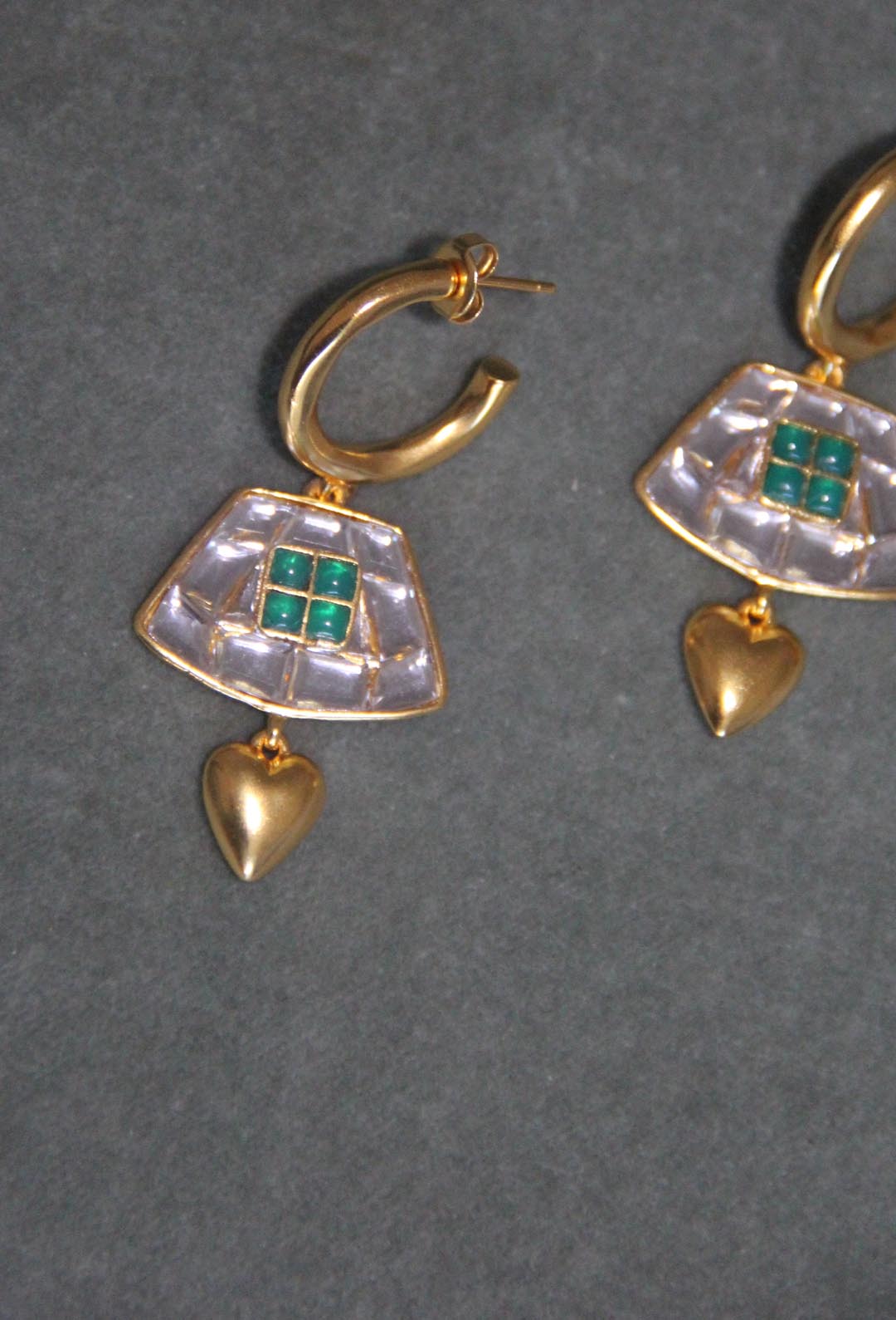 Pendientes de oro con circonita verdes y blancas bañados en oro de 24k de estilo vintage - SANDRA FRECKLED joyeria de mujer
