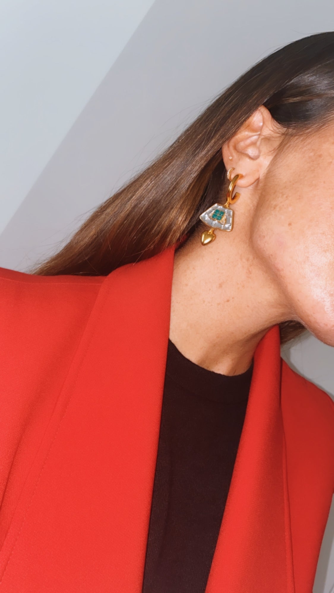 Pendientes de oro con circonita verdes y blancas bañados en oro de 24k de estilo vintage - SANDRA FRECKLED joyeria de mujer