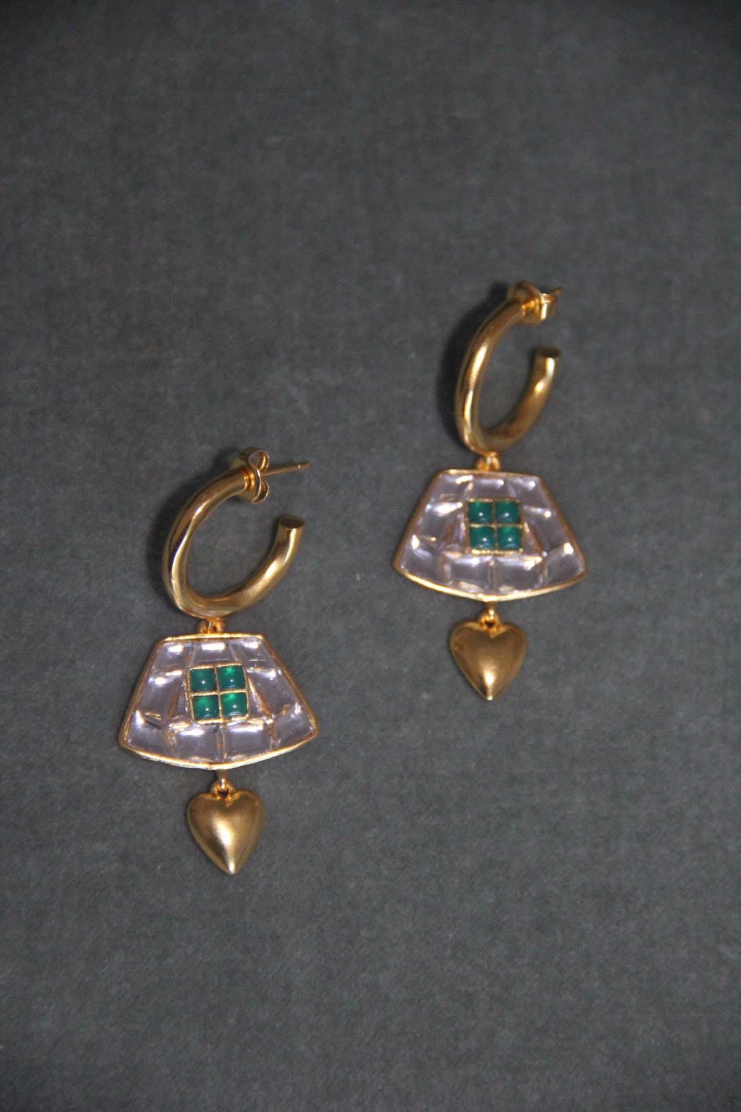 Pendientes de oro  con circonita verdes y blancas bañados en oro de 24k de estilo vintage - SANDRA FRECKLED joyeria de mujer