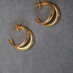 Pendientes de aro triple dorados bañados en oro de 24k de estilo vintage - SANDRA FRECKLED joyeria de mujer