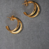 Pendientes de aro triple dorados bañados en oro de 24k de estilo vintage - SANDRA FRECKLED joyeria de mujer