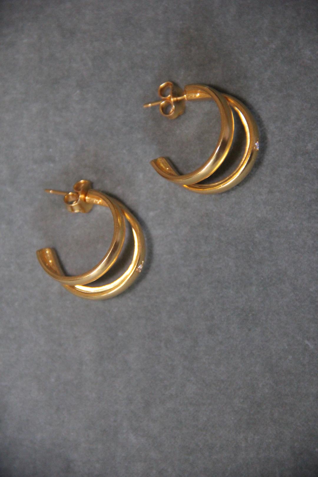 Pendientes de aro triple dorados bañados en oro de 24k de estilo vintage - SANDRA FRECKLED joyeria de mujer