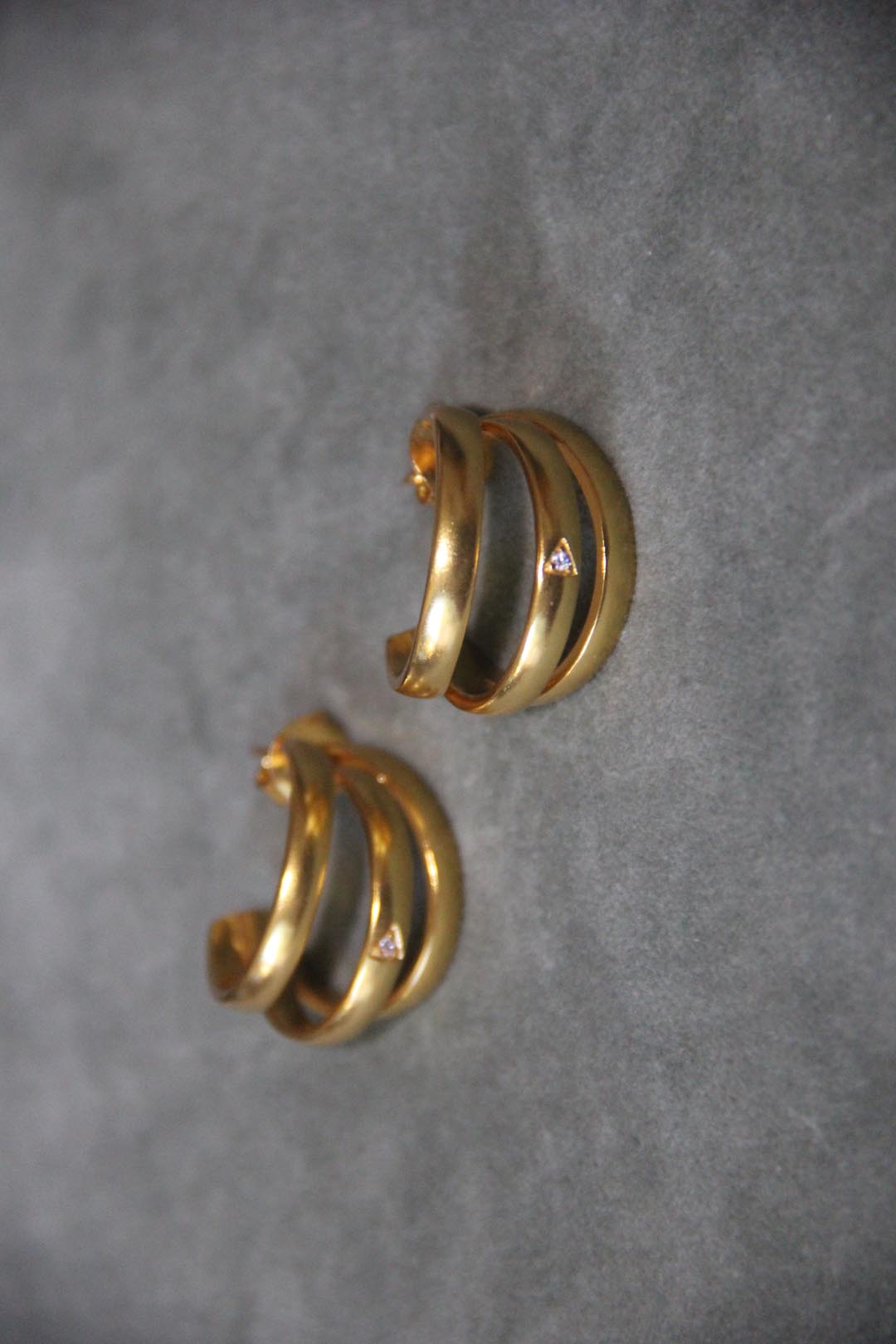 Pendientes de aro triple dorados bañados en oro de 24k de estilo vintage - SANDRA FRECKLED joyeria de mujer