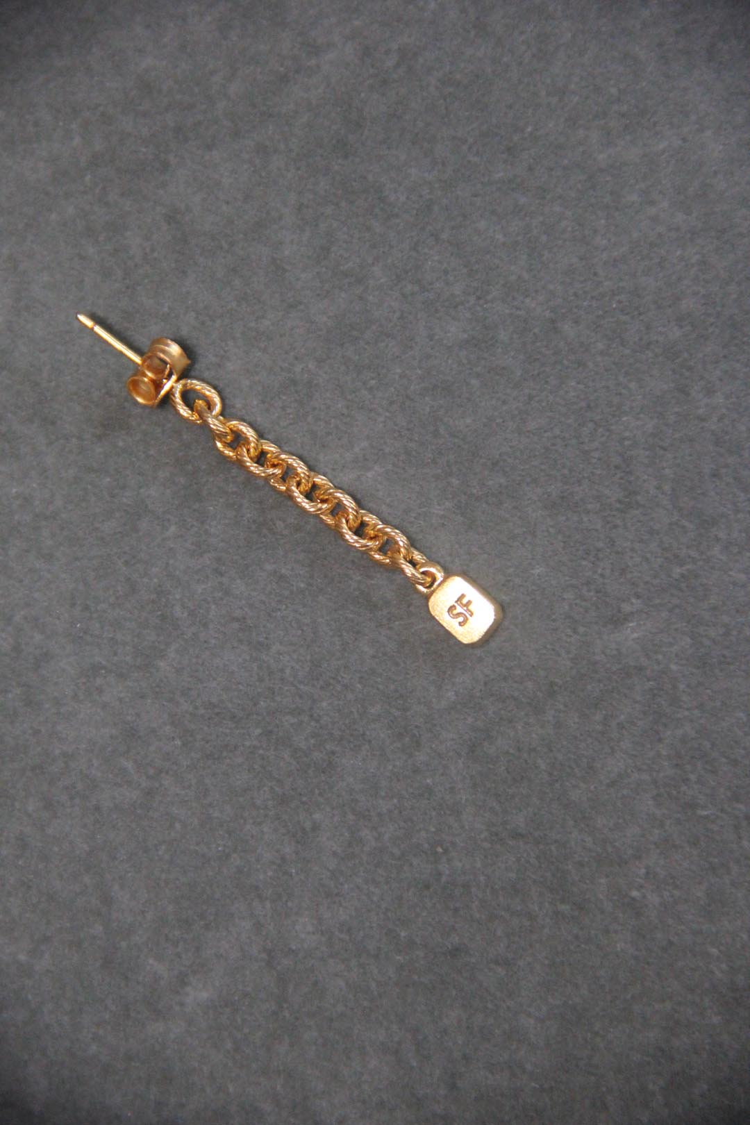 Pendiente de Cadena dorados con circonita verde bañada en oro de 24k de estilo vintage - SANDRA FRECKLED joyeria de mujer
