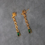 Pendiente de Cadena dorados con circonita verde bañada en oro de 24k de estilo vintage - SANDRA FRECKLED joyeria de mujer