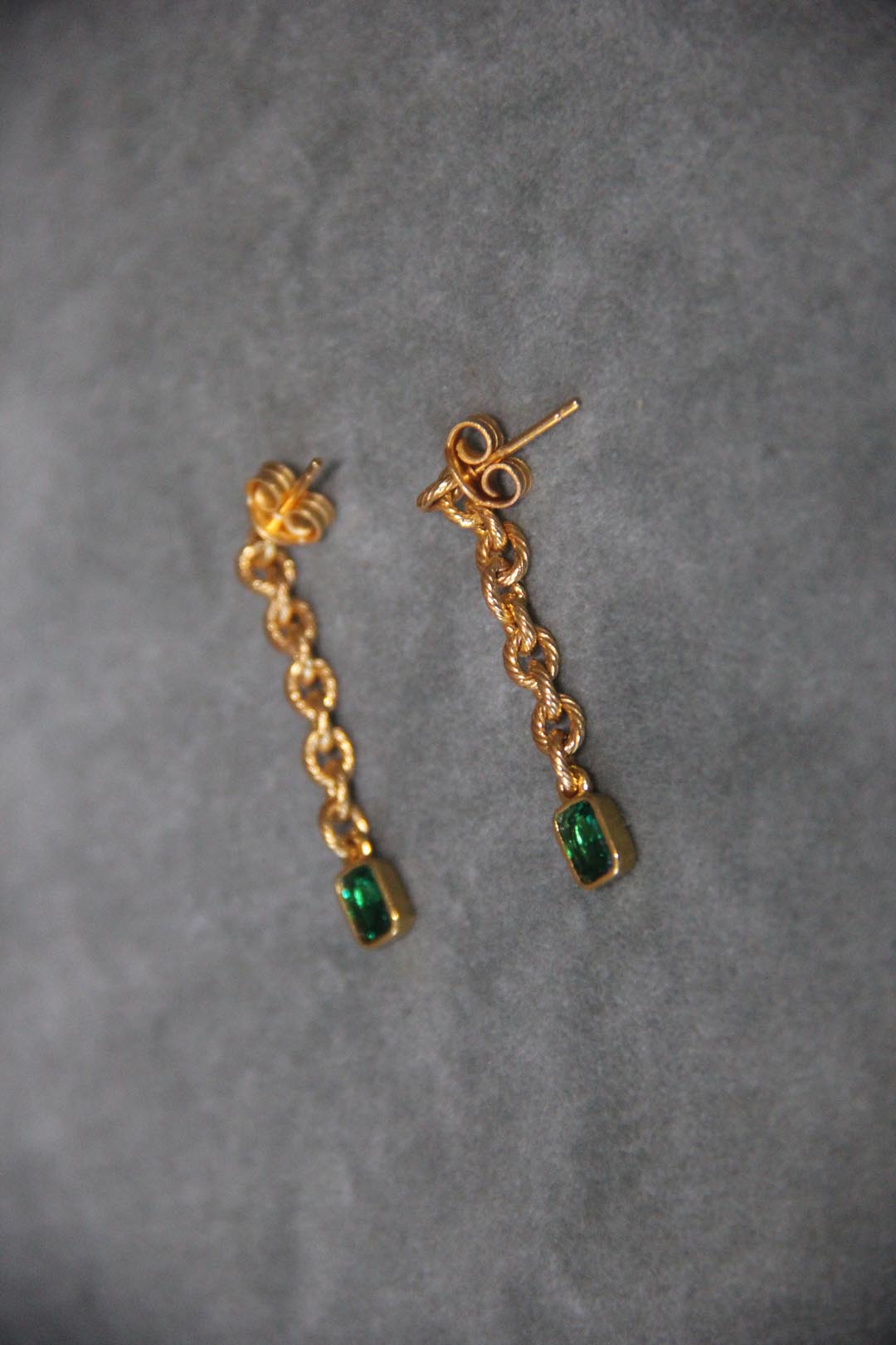 Pendiente de Cadena dorados con circonita verde bañada en oro de 24k de estilo vintage - SANDRA FRECKLED joyeria de mujer