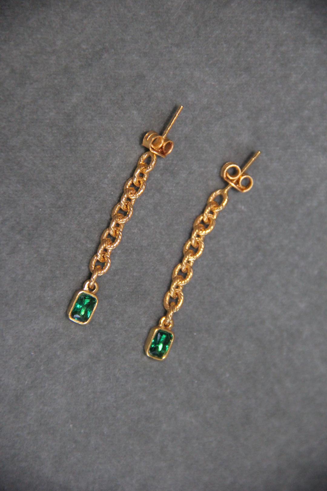 Pendiente de Cadena dorados con circonita verde bañada en oro de 24k de estilo vintage - SANDRA FRECKLED joyeria de mujer
