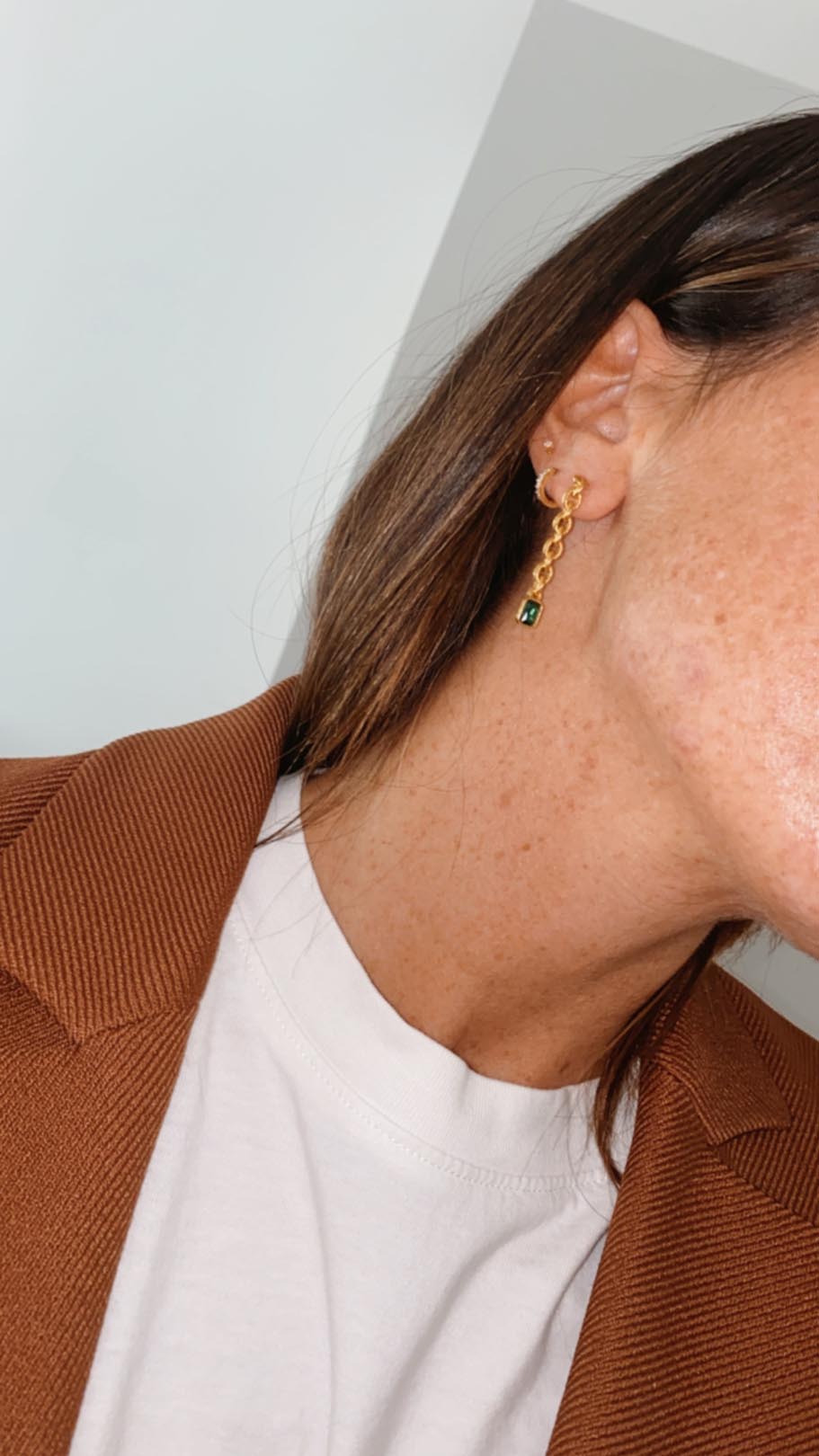 Pendiente de Cadena dorados con circonita verde bañada en oro de 24k de estilo vintage - SANDRA FRECKLED joyeria de mujer