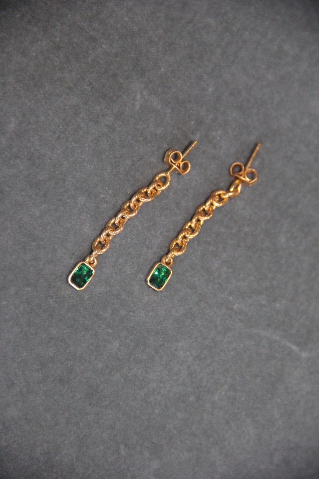 Pendiente de Cadena dorados con circonita verde bañada en oro de 24k de estilo vintage - SANDRA FRECKLED joyeria de mujer