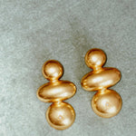 Pendientes de oro MISA elegante e irregular bañados en oro de 24k con dos pequeñas circonitas de estilo vintage - SANDRA FRECKLED joyeria de mujer