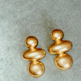 Pendientes de oro MISA elegante e irregular bañados en oro de 24k con dos pequeñas circonitas de estilo vintage - SANDRA FRECKLED joyeria de mujer