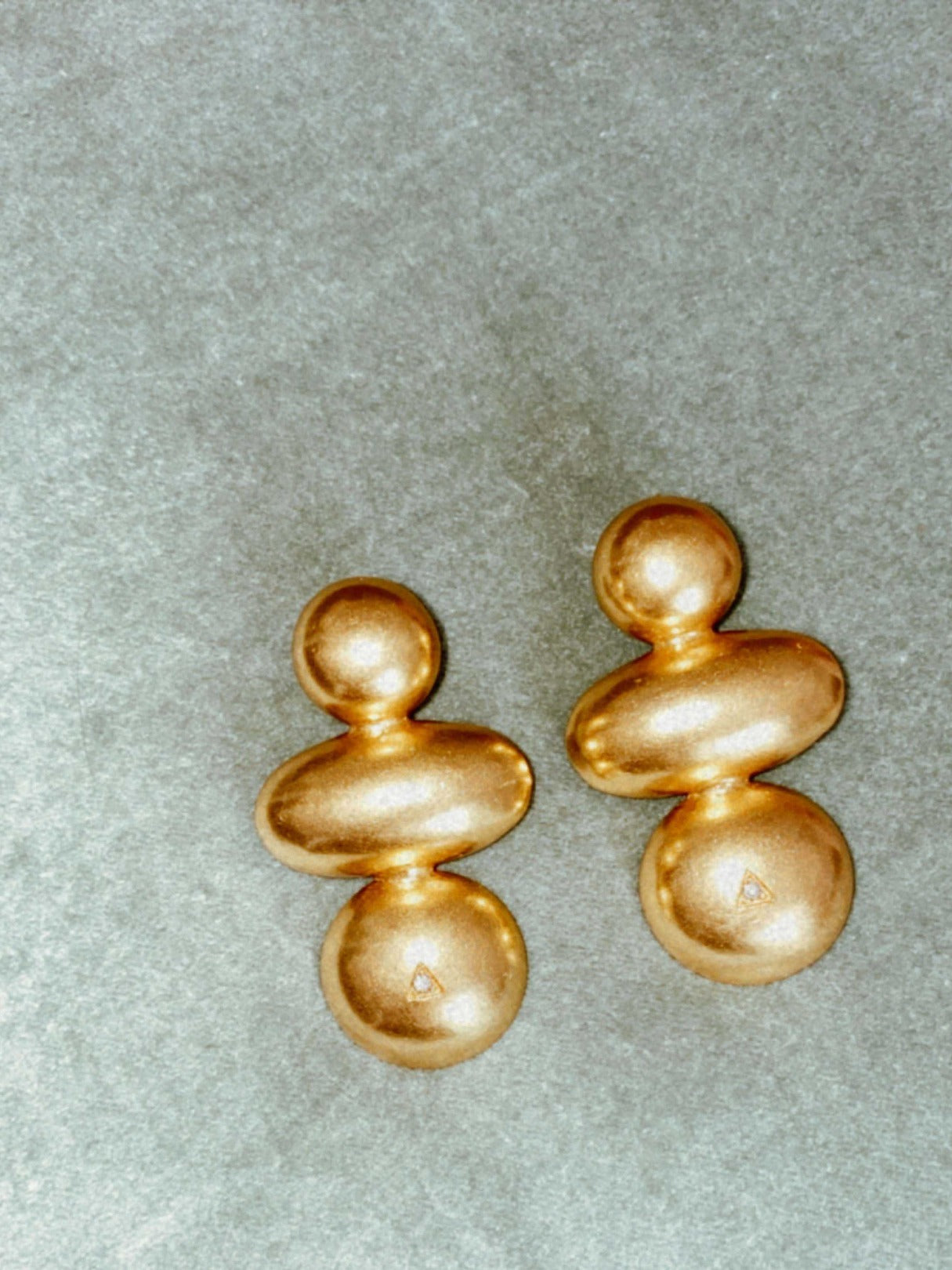 Pendientes de oro MISA elegante e irregular bañados en oro de 24k con dos pequeñas circonitas de estilo vintage - SANDRA FRECKLED joyeria de mujer