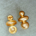 Pendientes de oro MISA elegante e irregular bañados en oro de 24k con dos pequeñas circonitas de estilo vintage  - SANDRA FRECKLED joyeria de mujer