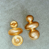Pendientes de oro MISA elegante e irregular bañados en oro de 24k con dos pequeñas circonitas de estilo vintage  - SANDRA FRECKLED joyeria de mujer