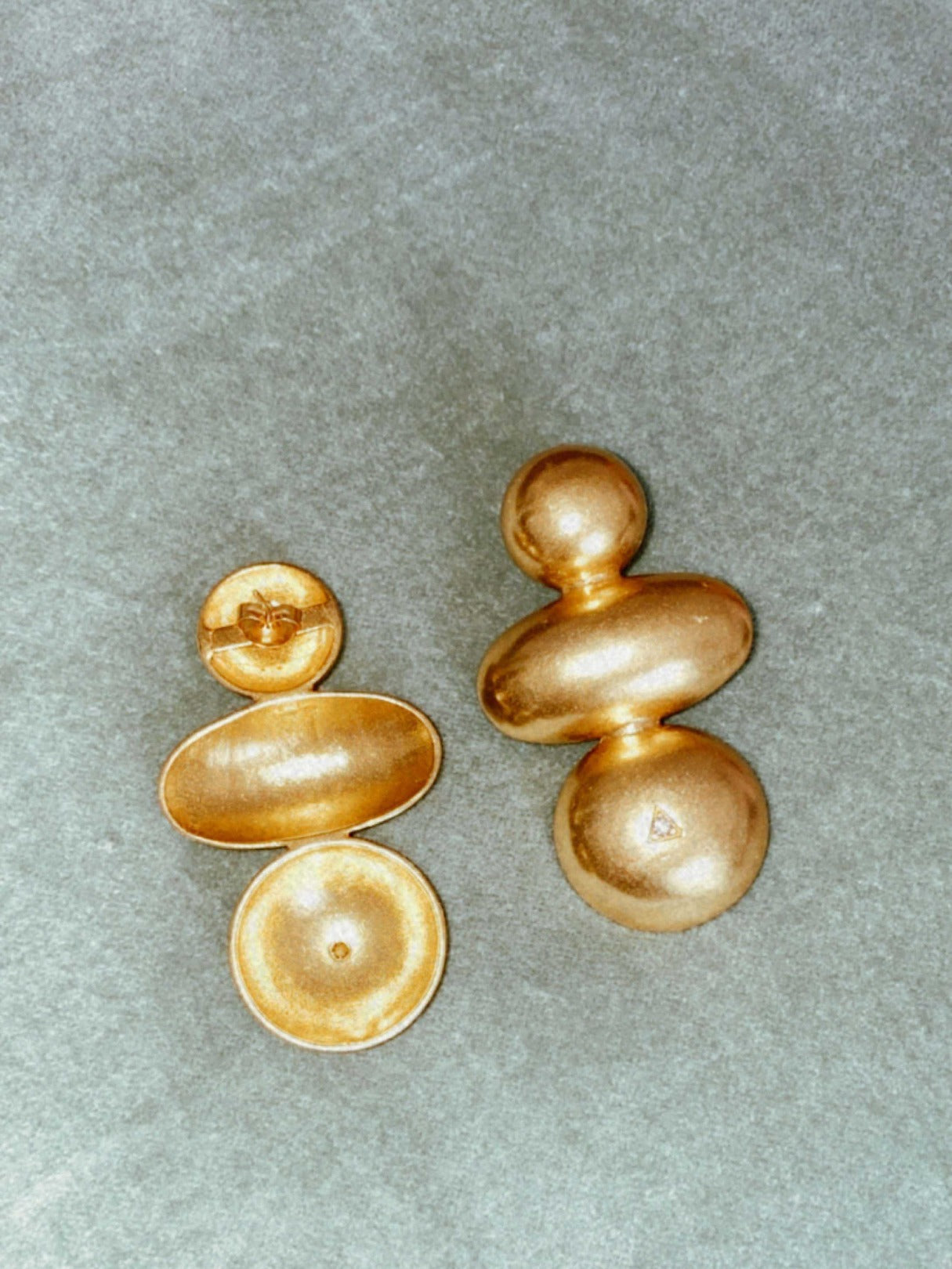 Pendientes de oro MISA elegante e irregular bañados en oro de 24k con dos pequeñas circonitas de estilo vintage  - SANDRA FRECKLED joyeria de mujer